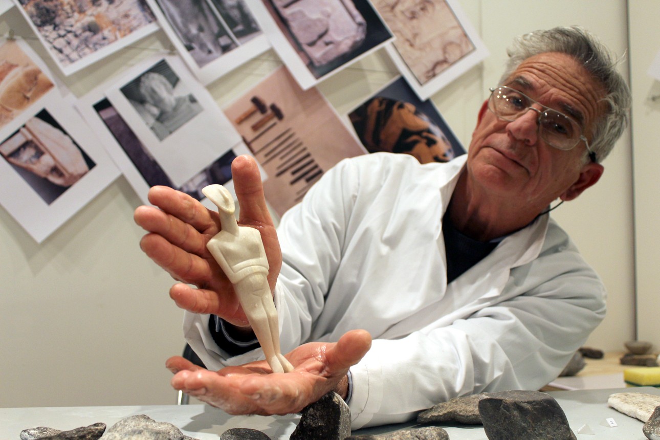 Ο τεχνίτης Επαμεινώνδας Βενιέρης παρουσιάζει το τελικό αποτέλεσμα (photo: Ελένη Κατρακαλίδη) Ο τεχνίτης Επαμεινώνδας Βενιέρης παρουσιάζει το τελικό αποτέλεσμα (photo: Ελένη Κατρακαλίδη)