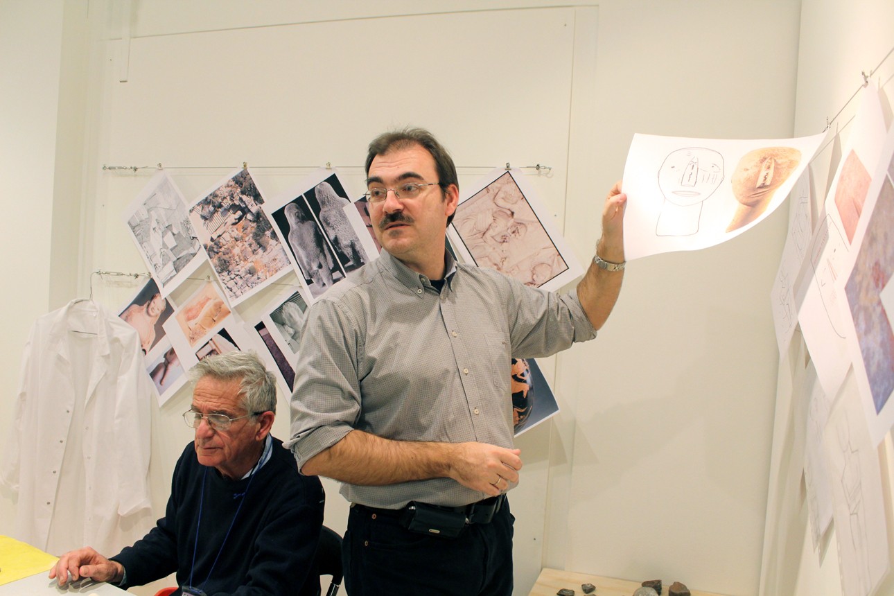 Ο κ. Βενιέρης και ο αρχαιολόγος Γιάννης Παπαδάτος κάνουν μία σύντομη ιστορική αναδρομή (photo: Ελένη Κατρακαλίδη) Ο κ. Βενιέρης και ο αρχαιολόγος Γιάννης Παπαδάτος κάνουν μία σύντομη ιστορική αναδρομή (photo: Ελένη Κατρακαλίδη)