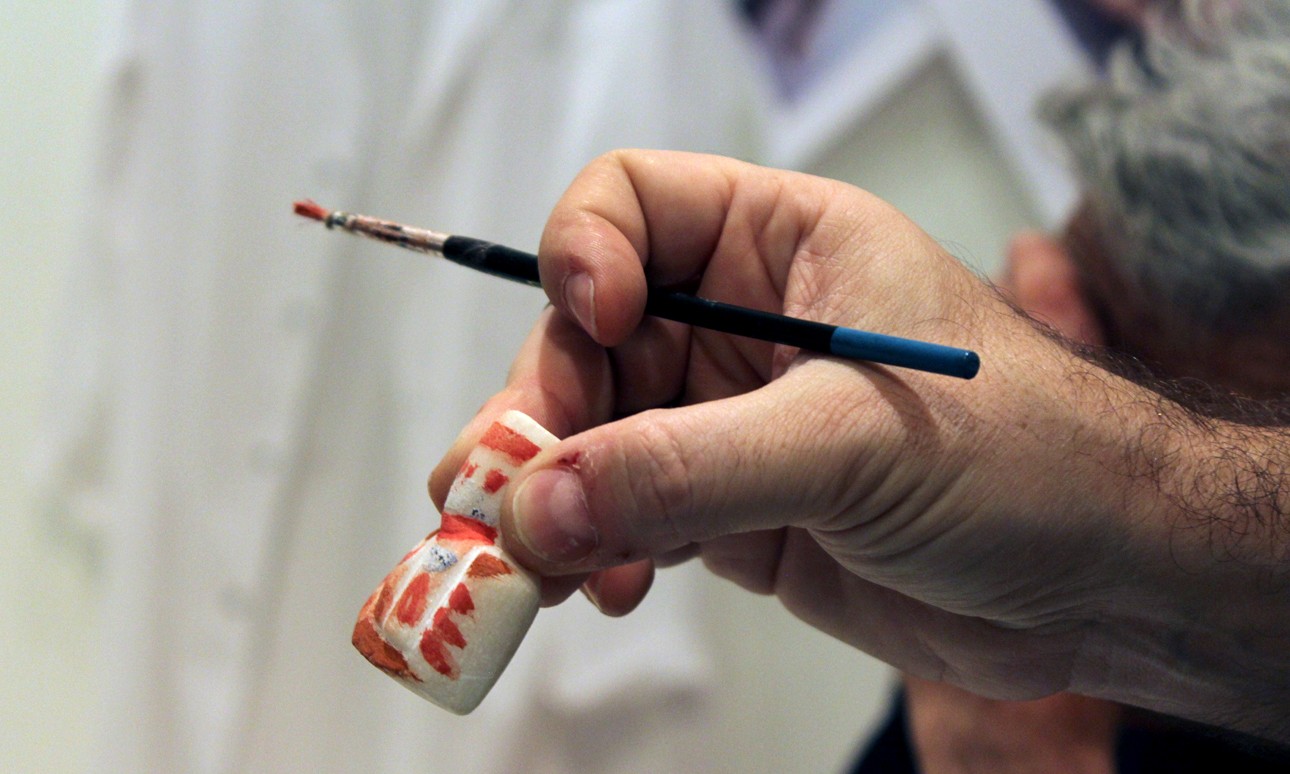 Κάποια από τα κυκλαδικά ειδώλια έφεραν χρωματιστά σύμβολα (photo: Ελένη Κατρακαλίδη) Κάποια από τα κυκλαδικά ειδώλια έφεραν χρωματιστά σύμβολα (photo: Ελένη Κατρακαλίδη)