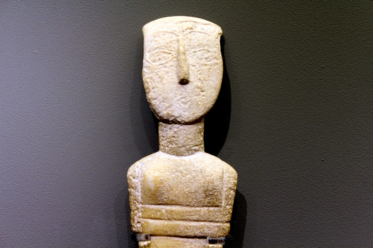 Τα ανάγλυφα μάτια, δεν έχουν σκαλιστεί αλλά είναι ένδειξη ότι σε εκείνο το σημείο είχε χρησιμοποιηθεί χρώμα (photo: Ελένη Κατρακαλίδη) Τα ανάγλυφα μάτια, δεν έχουν σκαλιστεί αλλά είναι ένδειξη ότι σε εκείνο το σημείο είχε χρησιμοποιηθεί χρώμα (photo: Ελένη Κατρακαλίδη)