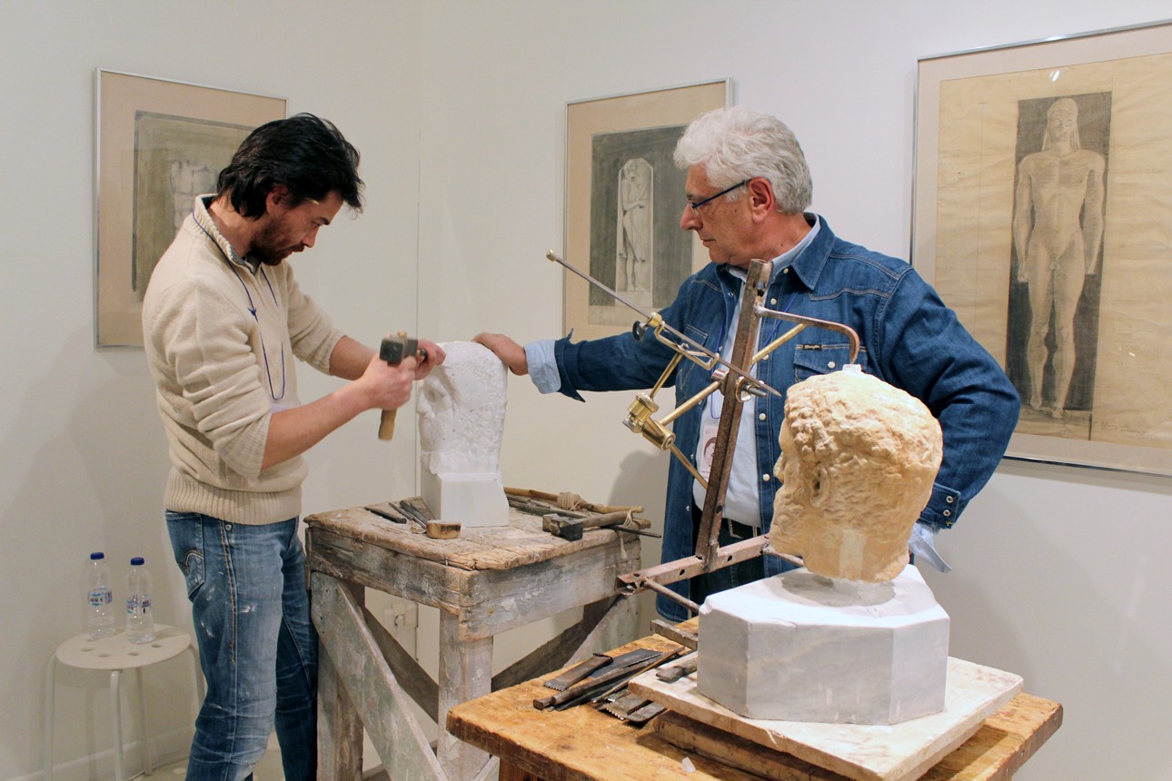 Οι γλύπτες Πραξιτέλης Τζαβουλίνος και Νίκος Γεωργίου επί το έργον (photo: Ελένη Κατρακαλίδη) Οι γλύπτες Πραξιτέλης Τζαβουλίνος και Νίκος Γεωργίου επί το έργον (photo: Ελένη Κατρακαλίδη)