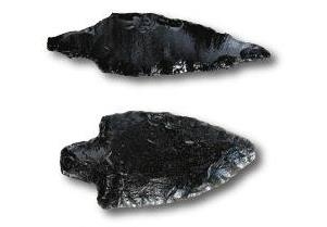 Η εξόρυξη και εμπορία του οψιδιανού, ενός στιλπνού και σκληρού λίθου, κατάλληλου για την κατασκευή εργαλείων και όπλων, έφερε του Κυκλαδίτες στη χερσόνησο της Ερυθραίας και τα μεγάλα λιμάνια της Μικρασίας