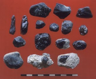 Οψιδιανός από τη Μήλο βρέθηκε στη Μικρασία. Πρόκειται για πέτρωμα και αποτελεί φυσικό ηφαιστειακό γυαλί, που σχηματίστηκε από την απότομη ψύξη της λάβας όταν χύθηκε από τα έγκατα της Γης. Εκτός από την κοσμηματοποιία και την διακόσμηση, ο οψιδιανός χρησιμοποιείται για την κατασκευή πολύ αιχμηρών χειρουργικών λεπίδων....