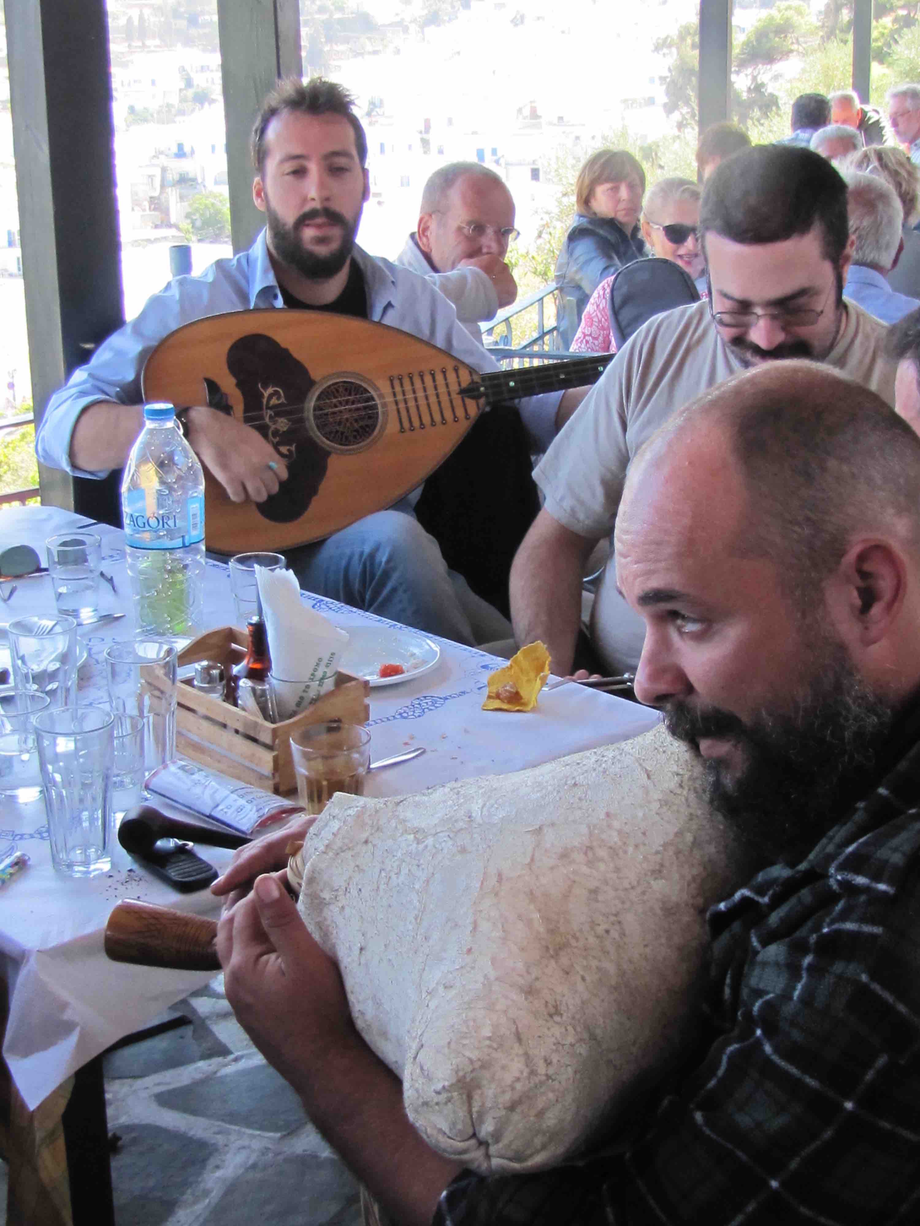 sinantisi laikon pnefston 2017 2