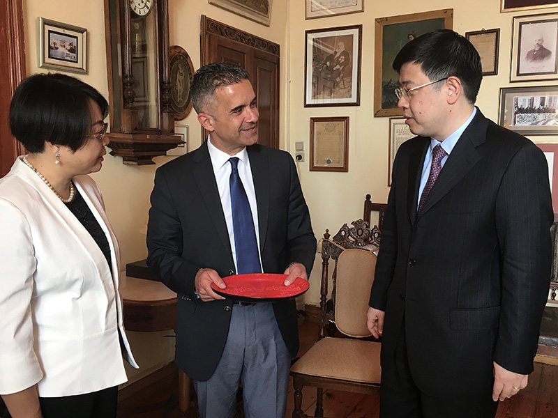 kinezos presbis syros 3