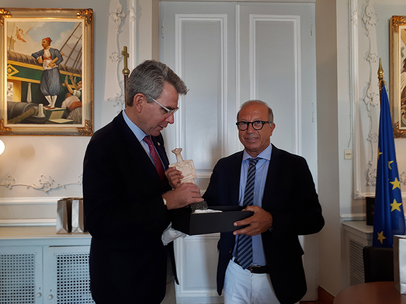 leontaritis amerikanos presbis aygoystos 2017 2