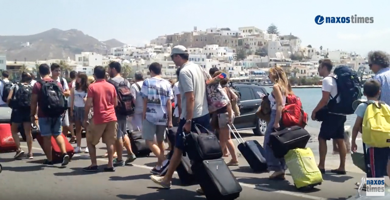 touristes limani naxou 1