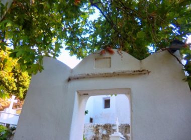 Ο Άγιος Χαράλαμπος και το κοιμητήριο στη Χίλια Βρύση