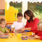 Ανοίγει σήμερα η πλατφόρμα για τις «Νταντάδες της Γειτονιάς»