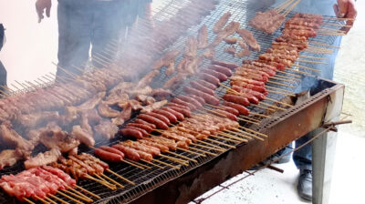 Τσικνοπέμπτη 2026: Αντιδράσεις για το τσίκνισμα στα σχολεία - «Οι ψησταριές δεν έχουν θέση στις τάξεις»