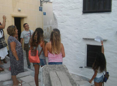 mikroi ksenagoi ano syros