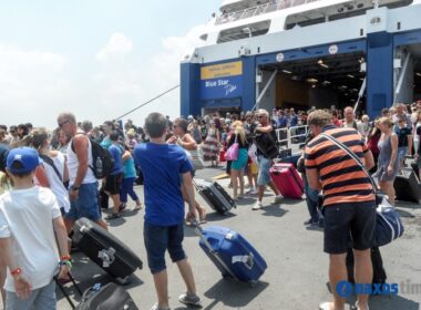 TOURISTES LIMANI DELOS 1