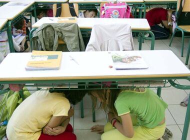 seismos sxoleio mathites prostasia