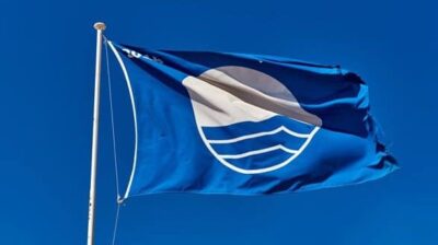 Η Σύρος με 7 Γαλάζιες Σημαίες το 2026 - Ισχυρή επιβεβαίωση ποιότητας για τις παραλίες του νησιού