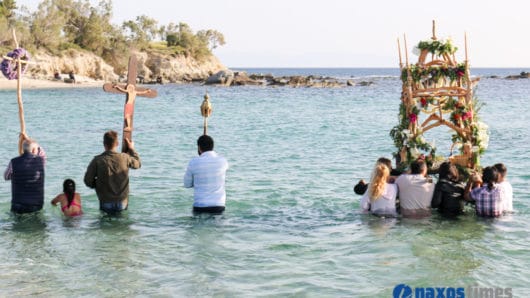 Νάξος – Καστράκι: Στο ΣΚΑΪ και το Open η περιφορά του Επιταφίου μέσα στη θάλασσα