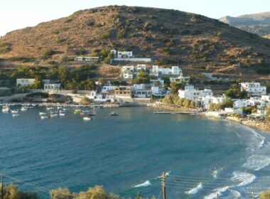 Κίνι Σύρου, χωρίς τις αισθήσεις