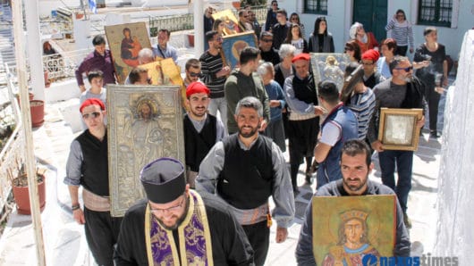 Μεγάλη Πέμπτη στην Κόρωνο Νάξου: Το ταξίδι των εικόνων, τα κεριά και τα λουλούδια της πίστης (video)