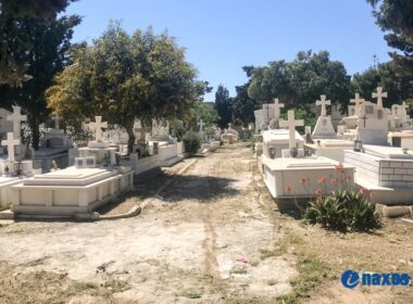 νεκροταφείο στη Χώρα Νάξου