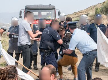 επεισόδια μεταξύ αστυνομικών δυνάμεων και πολιτών της Τήνου