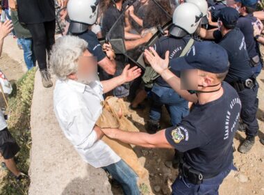 επεισόδια μεταξύ αστυνομικών δυνάμεων και πολιτών της Τήνου