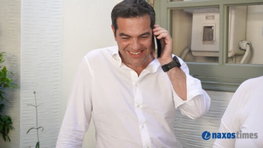 Στη Νάξο ο Αλέξης Τσίπρας – Ολιγοήμερες διακοπές στη Μουτσούνα