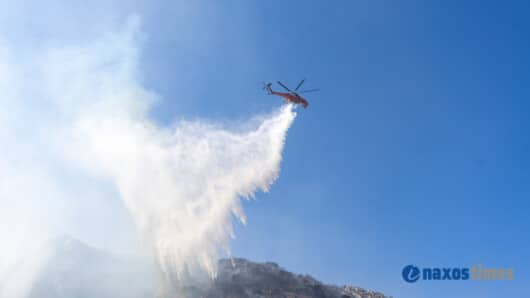 Υπό έλεγχο η φωτιά στη Μικρή Βίγλα Νάξου – Άμεση επέμβαση της Πυροσβεστικής και ελικοπτέρου
