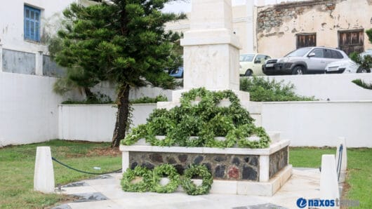 Παρελάσεις στη Νάξο: Αντιπαράθεση Λιανού–Κορρέ για την ευθύνη των διευθυντών – Παρέμβαση της ΕΛΜΕ
