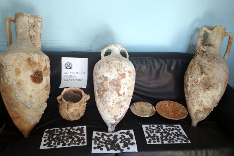 Κάλυμνος: Συνελήφθη αρχαιοκάπηλος με πήλινα αντικείμενα και χάλκινα νομίσματα