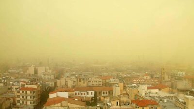 Καιρός: Επιμένει η αφρικανική σκόνη και ενισχύονται οι άνεμοι στο Αιγαίο – Πού θα σημειωθούν λασποβροχές