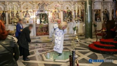 Νάξος: Δάφνες, κρότοι και ο «σεισμός» της Πρώτης Ανάστασης στη Μητρόπολη (video)