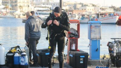 Νάξος: Aegean Rebreath και εθελοντές καθαρίζουν το βυθό στο λιμάνι, τη μαρίνα και άλλες θαλάσσιες περιοχές του νησιού