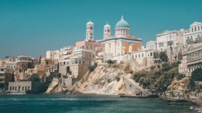 Η Σύρος και η Άνδρος μέσα στα 6 ελληνικά νησιά που προτείνουν οι Times για διακοπές όλο τον χρόνο