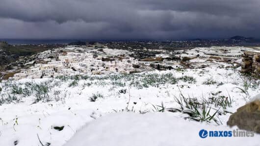 VIDEO: Σφοδρές χιονοπτώσεις και τη Δευτέρα στη Νάξο – Εντυπωσιακές εικόνες σε λευκό φόντο