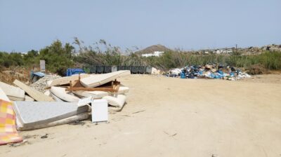 «Σκουπίδια βρίσκονται για εβδομάδες σε τουριστική περιοχή της Νάξου  …και συνεχώς αυξάνονται»