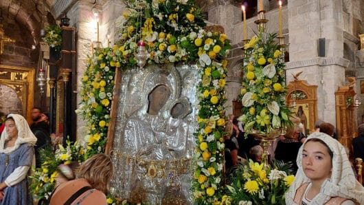 Πάρος: Λαμπρότητα και κατάνυξη στον Ιερό Ναό Παναγίας Εκατονταπυλιανής το βράδυ της παραμονής του Δεκαπενταύγουστου