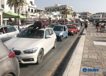 λιμάνι Νάξου τουρίστες