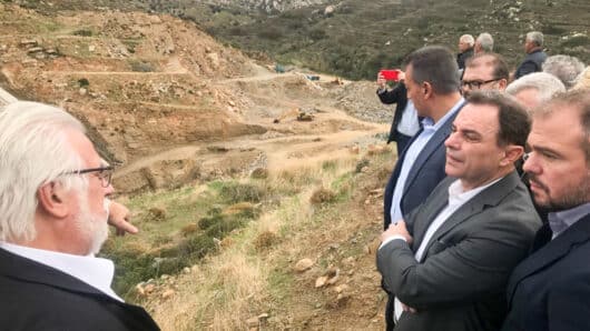 Νάξος: Την επανεκκίνηση των εργασιών κατασκευής του φράγματος Τσικαλαριού ανακοίνωσε ο Γεωργαντάς – Περιοδεία του υπουργού στο νησί (φώτος)