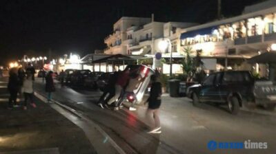 Τροχαίο στην παραλία της Χώρας Νάξου: Οδηγός υπό την επήρεια αλκοόλ έπεσε πάνω σε σταθμευμένα οχήματα (φώτος)