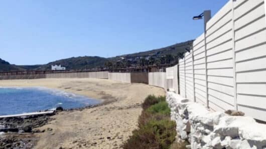 Μύκονος: Μπήκε φράχτης στην παραλία Πάνορμος – Οργισμένες αντιδράσεις