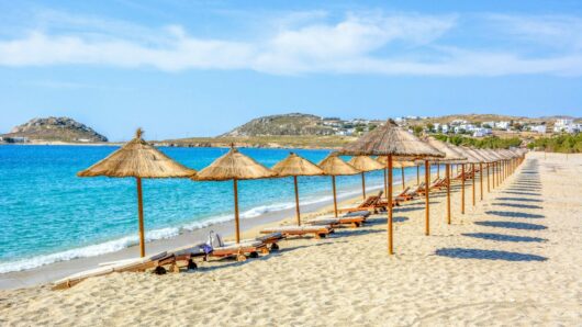 Διπλάσιο και τριπλάσιο ενοίκιο ζητά το Δημόσιο για τις παραλίες Μυκόνου, Πάρου και Σαντορίνης