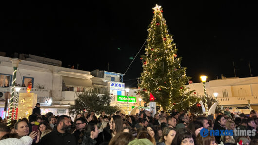 Νάξος: Φωταγώγηση του χριστουγεννιάτικου δέντρου με Αλκιβιάδη Κωνσταντόπουλο και Γιάννη Ζουγανέλη