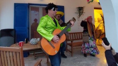 Αντιπαριώτικο Καρναβάλι: Μασκαρεμένος κιθαρίστας μπάντας ο δήμαρχος του νησιού