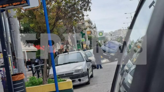 Γαλάτσι: Διερχόμενο ΙΧ καβάλησε παρκαρισμένα αυτοκίνητα στη λεωφόρο Βεΐκου