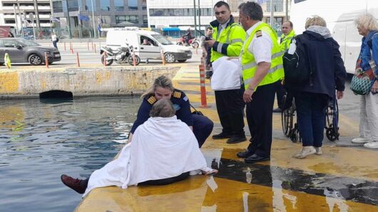 Γυναίκα έπεσε στη θάλασσα λίγο πριν τον απόπλου του Blue Star Naxos για Πάρο