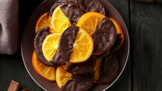 Φέτες πορτοκαλιού βουτηγμένες στην σοκολάτα