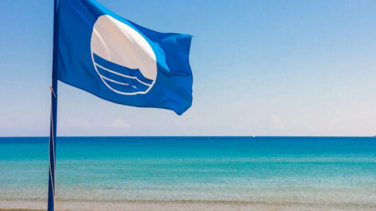 33 Γαλάζιες Σημαίες κυματίζουν το 2024 στις Κυκλάδες – Δείτε σε ποια νησιά