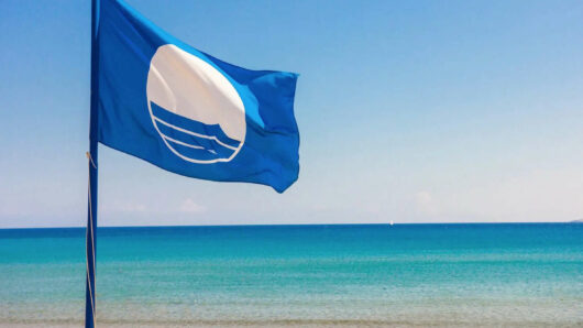 Αφαίρεση του βραβείου «Γαλάζια Σημαία» από τις παραλίες της Νάξου – Δείτε από ποιες άλλες ακτές των Κυκλάδων αφαιρέθηκαν