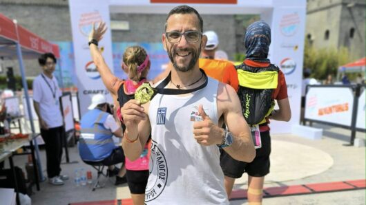 Ο Συριανός δρομέας Ισίδωρος Παλαμάρης που έτρεξε στο Σινικό Τείχος στο naxostimes.gr: «Όταν έχεις έναν στόχο, δεν το βάζεις κάτω»