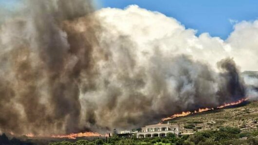 Άνδρος: «Μέσα σε οικισμούς η φωτιά» – Κατέφθασαν ενισχύσεις από Αθήνα
