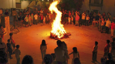 Η γιορτή του Κλήδονα και το κάψιμο των μάηδων από τον Πολιτιστικό Σύλλογο Μελάνων Νάξου